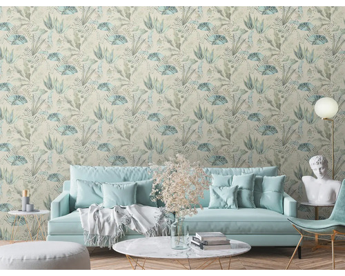 Wohnzimmer mit gemusterter Tapete mit floralem Design, Sofa, Lampe und Dekoration