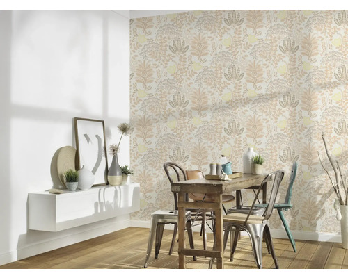 Esszimmer mit floral gemusterter Tapete, Holztisch und Wandregal