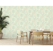Esszimmer mit floraler Tapete, Holztisch und Korbstühlen