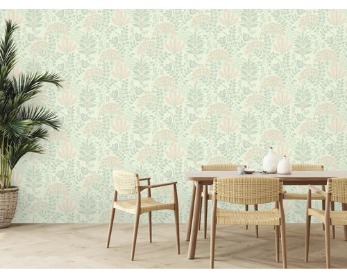 Esszimmer mit floraler Tapete, Holztisch und Korbstühlen