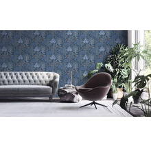 Wohnzimmer mit Sofa, Sessel, Pflanzen und gemusterter Tapete