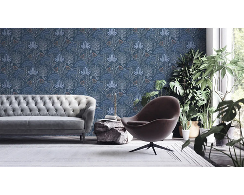 Wohnzimmer mit Sofa, Sessel, Pflanzen und gemusterter Tapete