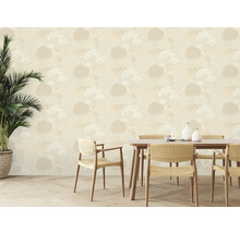 Esszimmer mit beiger Tapete mit Blumenmuster, Tisch und Stühlen
