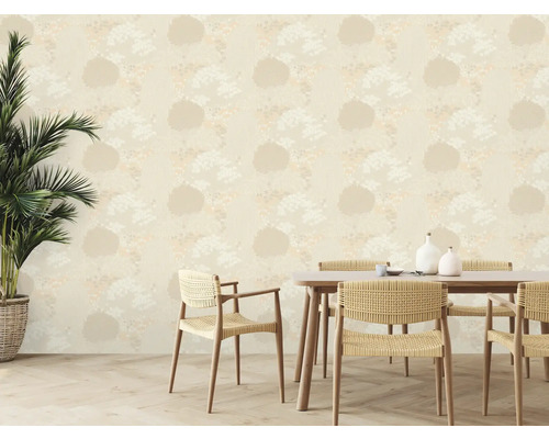 Salle à manger avec papier peint beige à motif floral, table et chaises