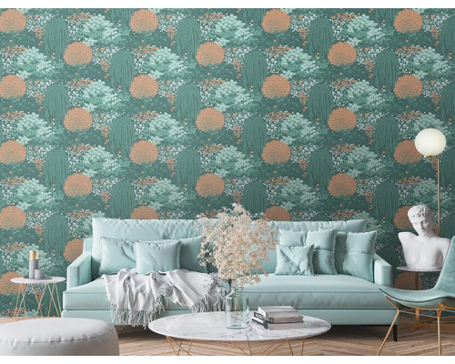 Salon avec papier peint à motif de jardin, canapé, table et décorations pour une ambiance chaleureuse