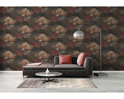 Wohnzimmer mit gemusterter Tapete, Sofa, Teppich und Stehlampe