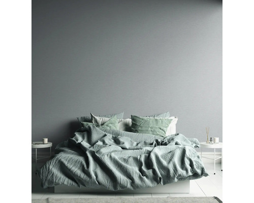 Schlafzimmer mit Bett, Kissen und Nachttischen für eine entspannende Atmosphäre.