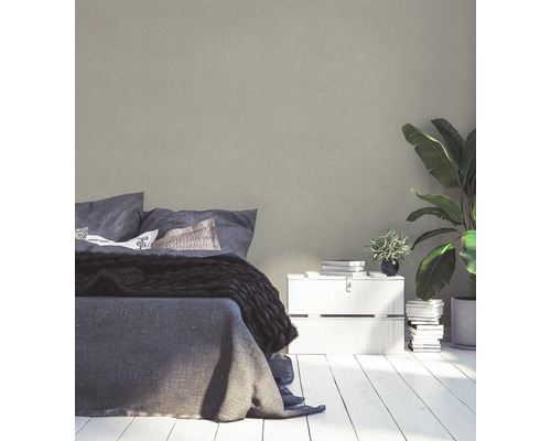 Schlafzimmer mit Bett, Nachttisch und Zimmerpflanze für eine helle und freundliche Atmosphäre.