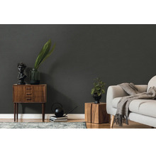 Stilvolles Wohnzimmer mit dunkler Tapete, Kommode und Sofa