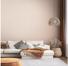 Wohnzimmer mit Sofa, Kissen, Decke, Lampe und Dekoration
