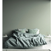 Schlafzimmer mit Bett, Bettwäsche und Nachttischen