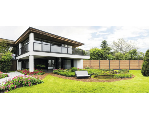 Maison moderne avec jardin, terrasse en bois, fleurs et clôture en bois