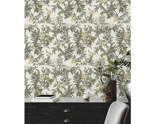 Tapete mit Farn- und Blumenmuster für eine natürliche Raumgestaltung.