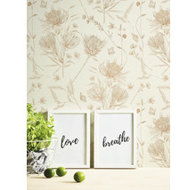 Tapete mit Blumenmuster, gerahmte Bilder mit den Worten Liebe und Atmen, Topfpflanze und Limetten