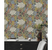 Nahaufnahme einer Wand mit floral gemusterter Tapete im Wohnraum.