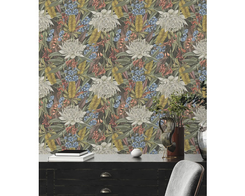 Nahaufnahme einer Wand mit floral gemusterter Tapete im Wohnraum.