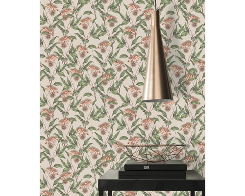 Tapete mit Pflanzenmuster und floralen Motiven in einem hellen Raum mit Lampe