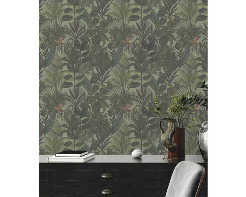 Décoration murale avec papier peint jungle dans une pièce.