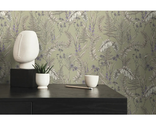 Dekorative grüne Tapete mit Pflanzenmuster in einem Raum