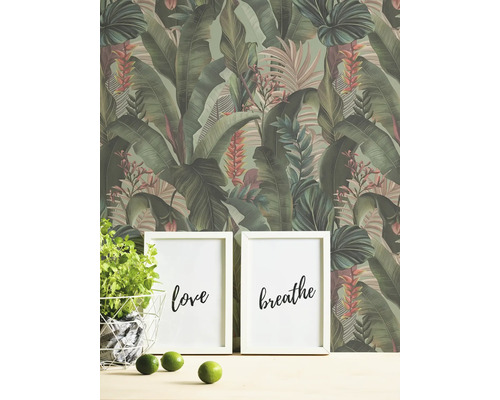 Tapete mit tropischem Pflanzenmuster im Interieur