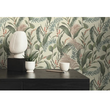 Szene mit einer Kommode, einer Skulptur, einer Pflanze und einer floralen Tapete.