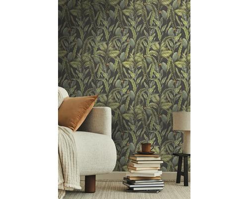 Wohnzimmer mit Dschungel-Tapete, Sofa, Kissen und Beistelltisch