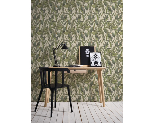 Exemple d''aménagement intérieur avec un bureau, une lampe et un papier peint à motifs végétaux.