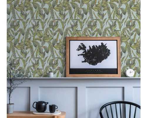 Szene mit botanischer Tapete mit Blättermuster und einem gerahmten Bild von Island