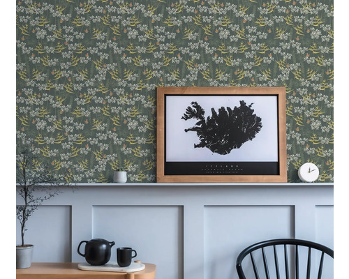 Papier peint à motif floral et un cadre au mur