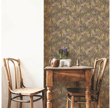 Scène avec table de salle à manger, chaises et papier peint mural avec motif de plantes