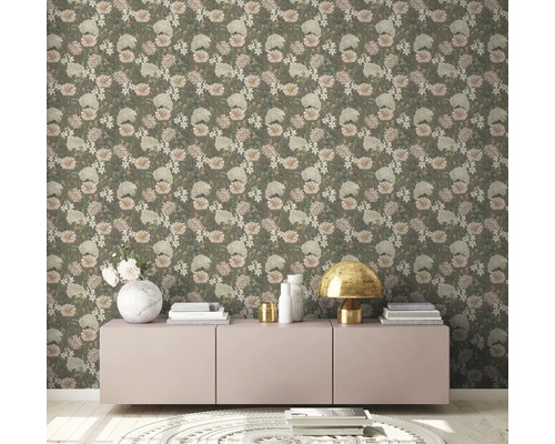 Wohnraum mit Blumentapete und modernem Sideboard