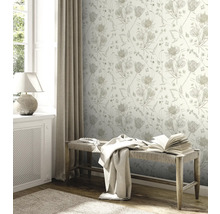 Dekorierter Raum mit floraler Tapete, Bank und Fenstern