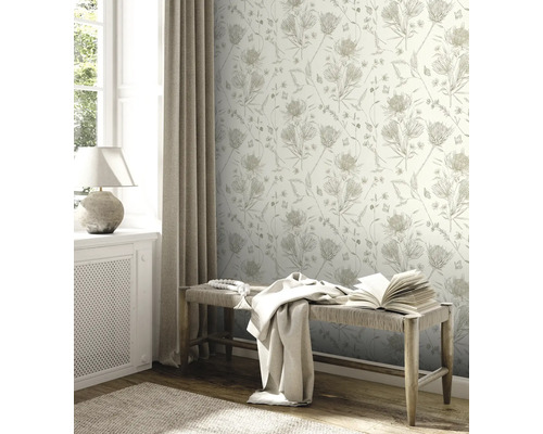 Dekorierter Raum mit floraler Tapete, Bank und Fenstern