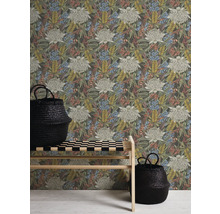 Gemusterte Tapete mit Blumenmotiv, Bank und zwei schwarzen Körben