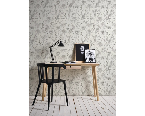 Szene mit Schreibtisch, Stuhl, Lampe und floral gemusterter Tapete für ein Arbeitszimmer.