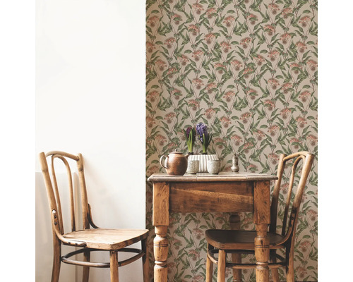 Szene mit floral gemusterter Tapete, Holztisch und Stühlen