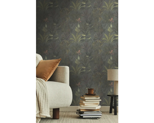 Salon avec canapé et papier peint floral jungle