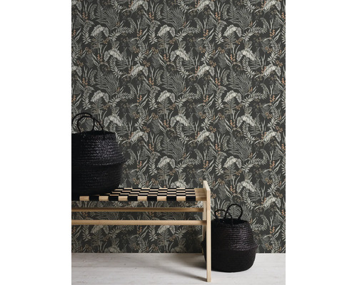 Raumansicht mit einer Wandtapete mit Pflanzenmuster, einer Holzbank und zwei schwarzen Körben.