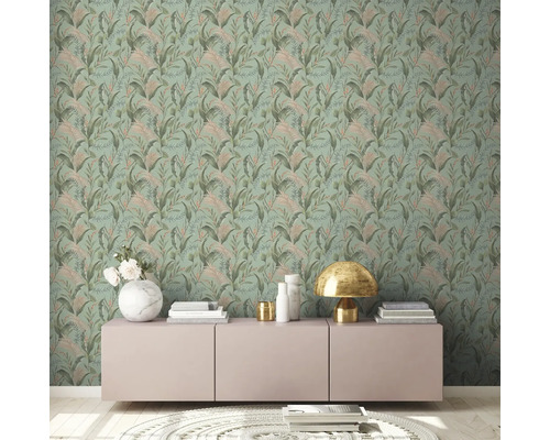 Zimmer mit gemusterter Tapete mit Blättern und Pflanzen