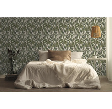 Schlafzimmer mit Bett und Dschungeltapete