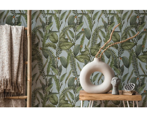 Szene mit botanischer Tapete, Leiter, Decke, Tisch und Dekoration