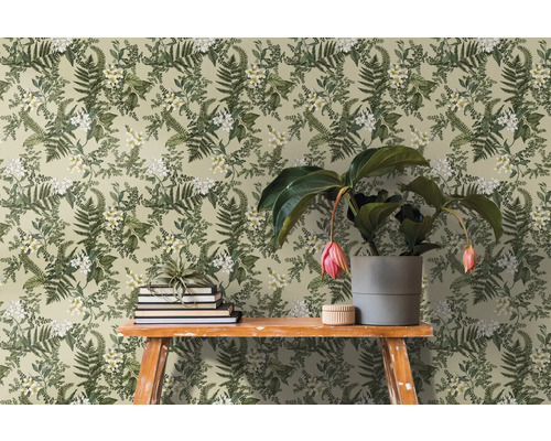 Scène avec papier peint floral, livres et plante en pot sur une table