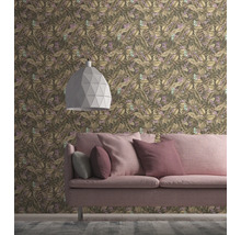 Salon décoré avec papier peint à motifs, lampe et canapé