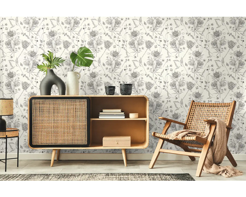 Wohnzimmer mit gemusterter Tapete, Kommode und Holzstuhl