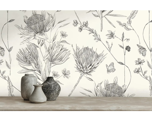 Dekorative Tapete mit Blumenmuster und Vasen auf einem Tisch