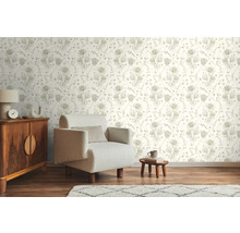 Einrichtungsbeispiel mit floral gemusterter Tapete, Sessel, Kommode und Teppich