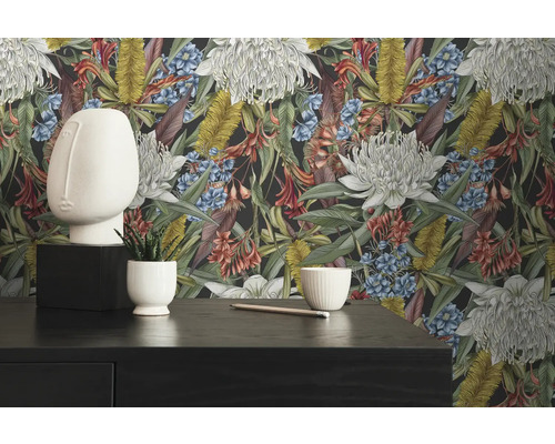 Dekorative Tapete mit Pflanzenmuster auf dunklem Grund