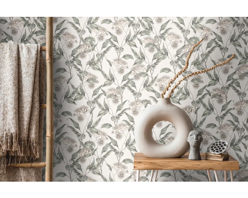 Dekoratives Interieur mit floral gemusterter Tapete, Leiter und Tisch mit Vase und Dekoration