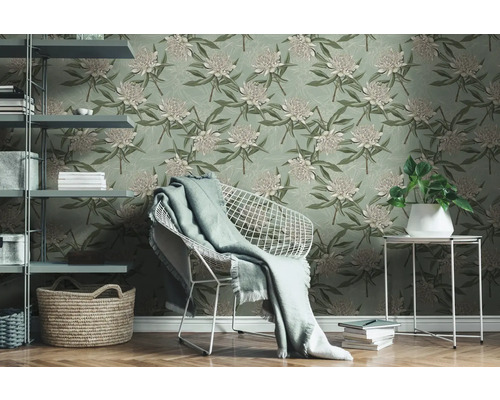 Raumansicht mit blumiger Tapete, Regal und Stuhl