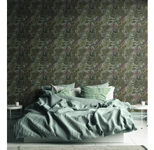 Schlafzimmer mit einem Bett und einer Wand mit Blattmuster-Tapete